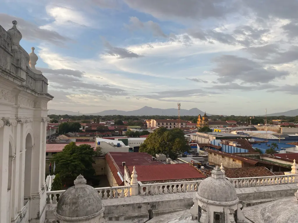 León